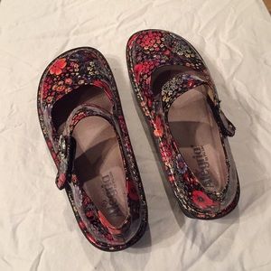 Algeria size 39. Paloma in floral print.